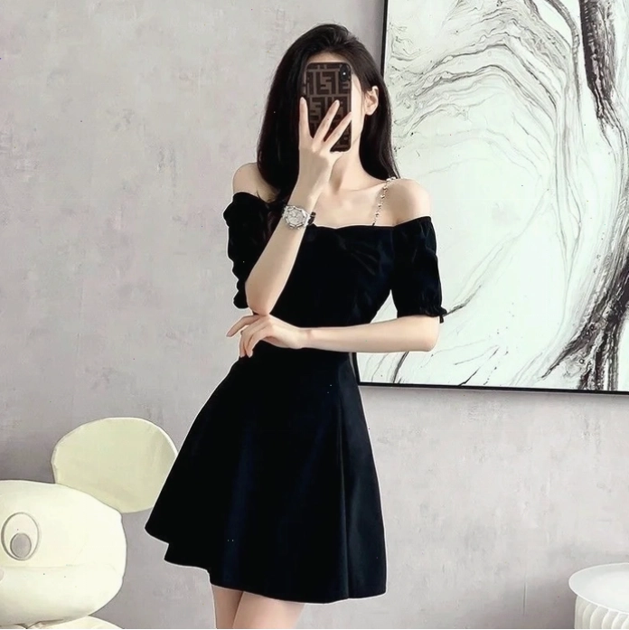 Ảnh girl xinh che mặt bằng điện thoại với ánh sáng đẹp tự nhiên
