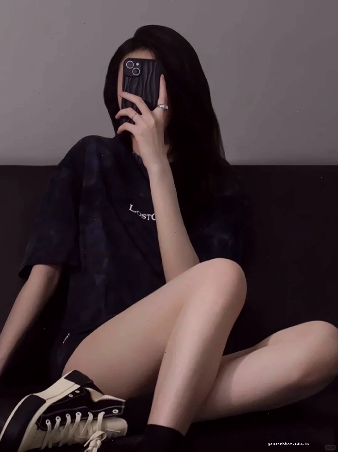 Ảnh girl xinh che mặt bằng điện thoại với phong cách cực chất