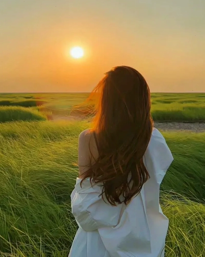 Ảnh hot girl che mặt ngắm hoàng hôn cute, với bối cảnh ánh sáng vàng lãng mạn