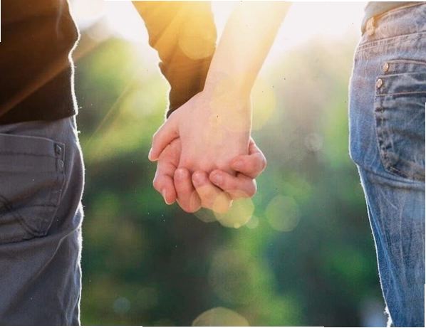 Ảnh nắm tay nhau giản dị trong cuộc sống