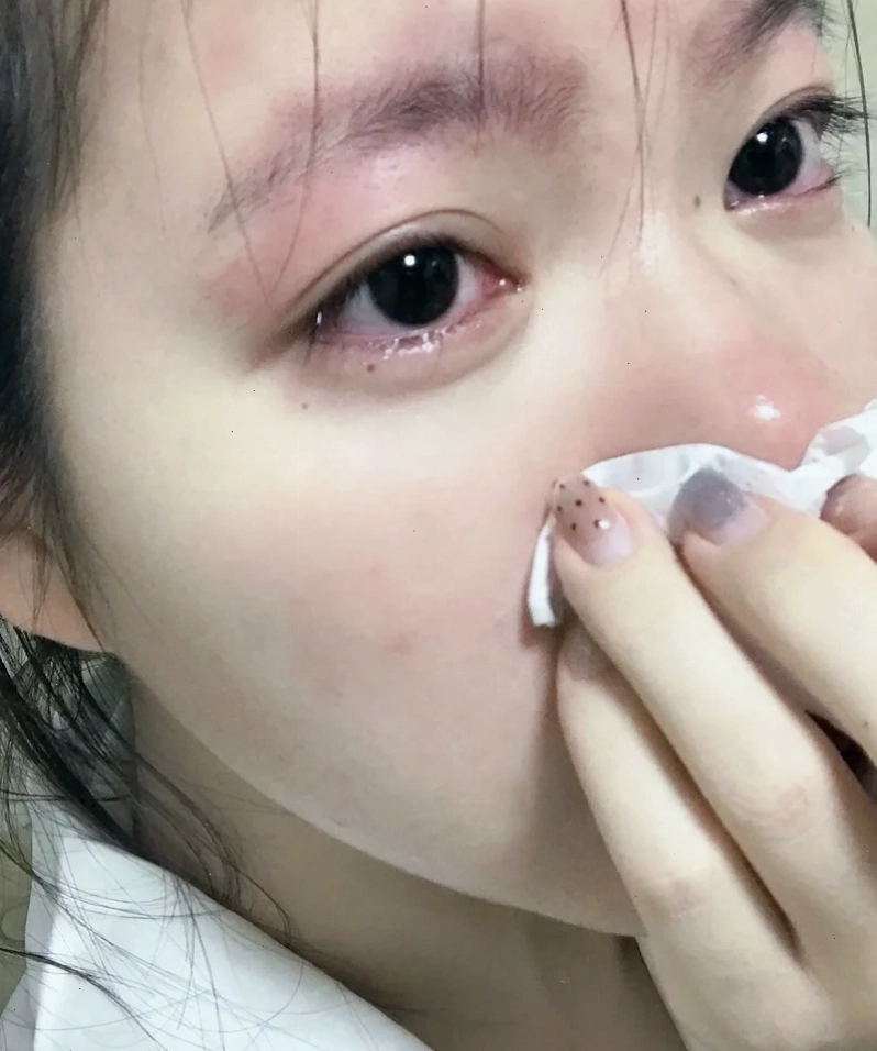Ảnh nữ khóc che mặt thể hiện nỗi buồn sâu lắng
