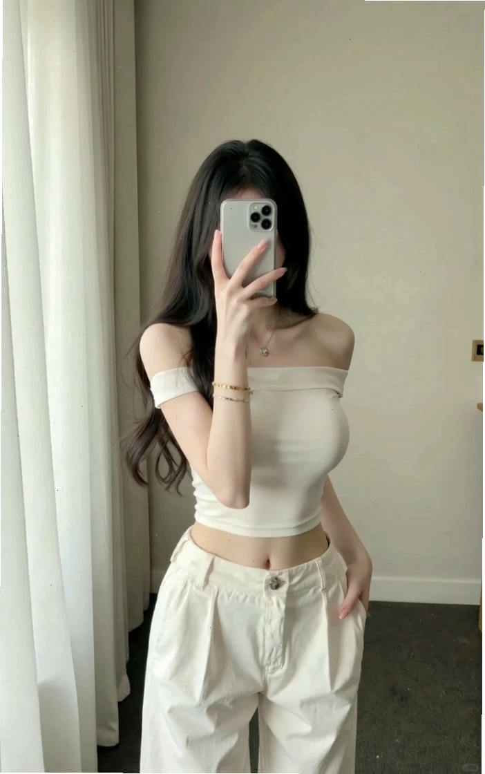 Ảnh selfie gái xinh che mặt bằng điện thoại thể hiện sự gần gũi