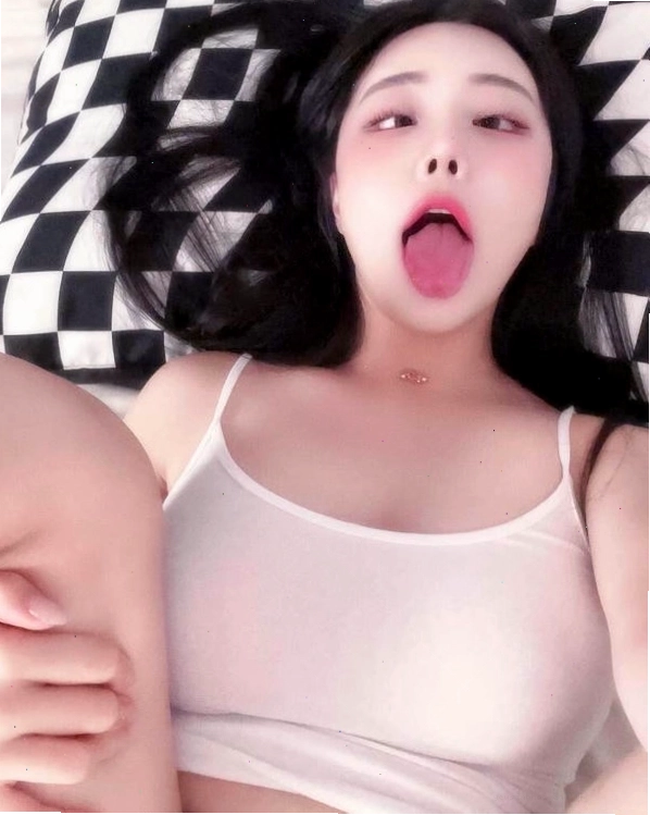 Ảnh sex gái lè lưỡi với biểu cảm táo bạo