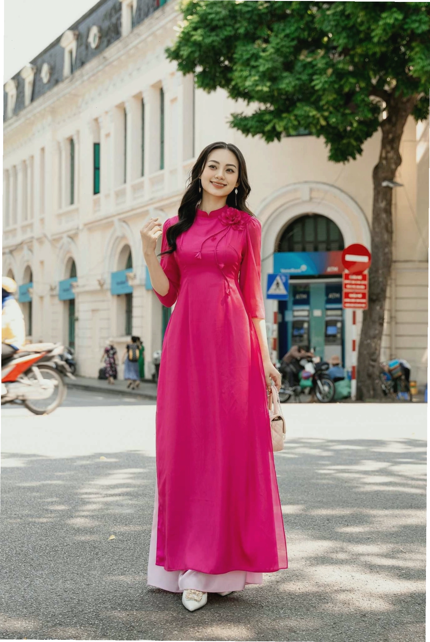 Áo dài cách tân đính kết hoa 3D cầu kỳ