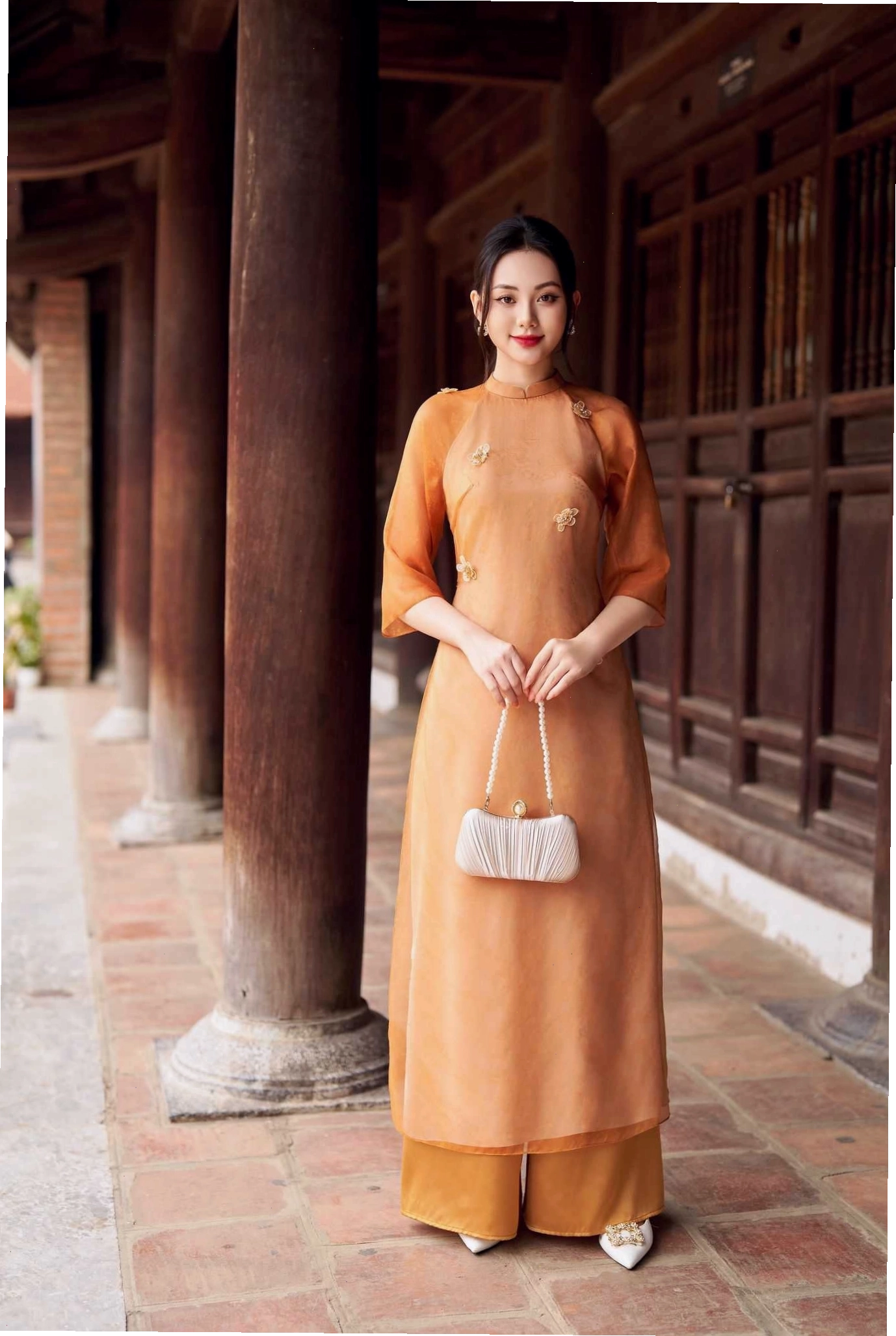 Áo dài cách tân tay loe thêu hoa văn tinh xảo