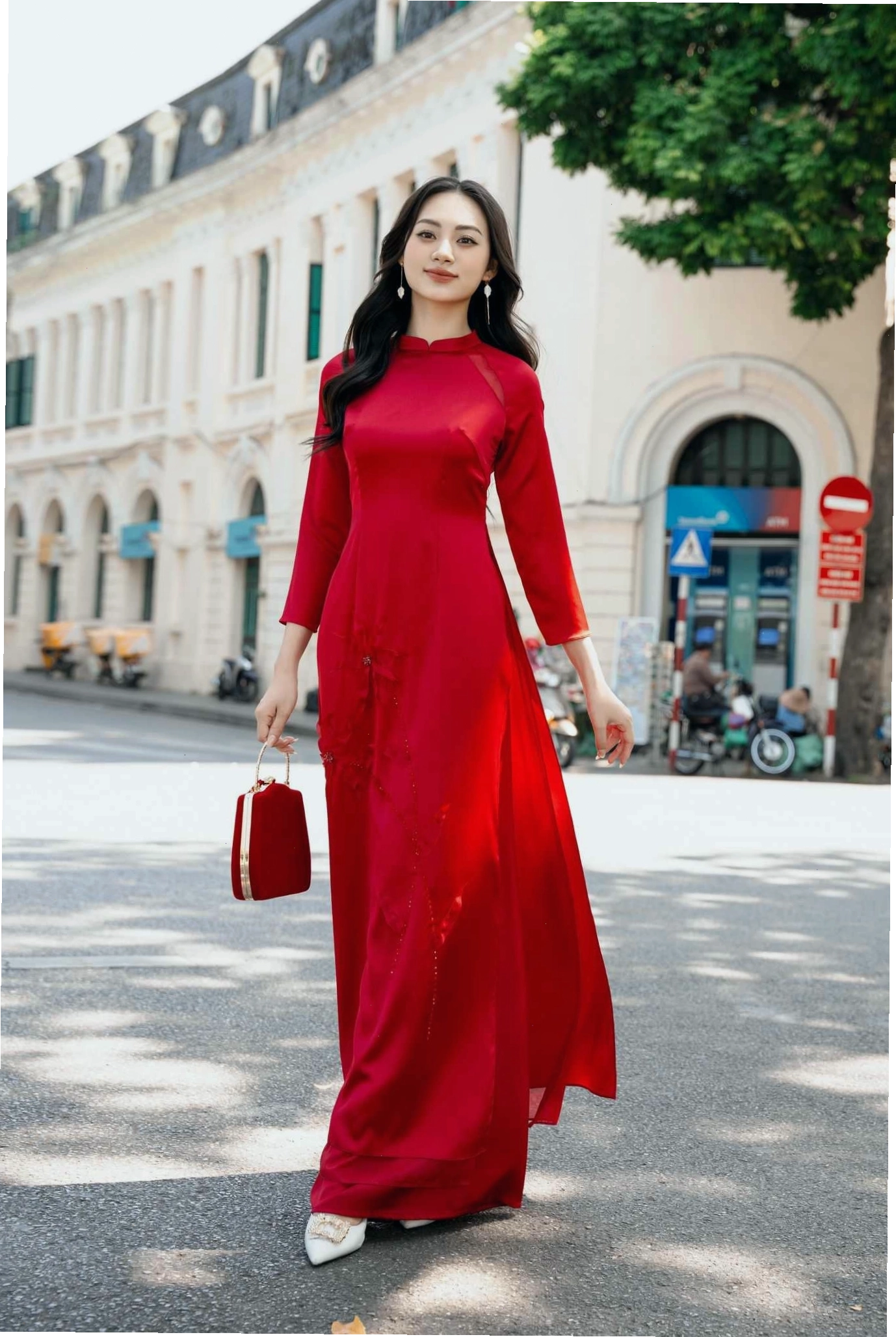 Áo dài truyền thống màu đỏ với chi tiết đính kết thủ công