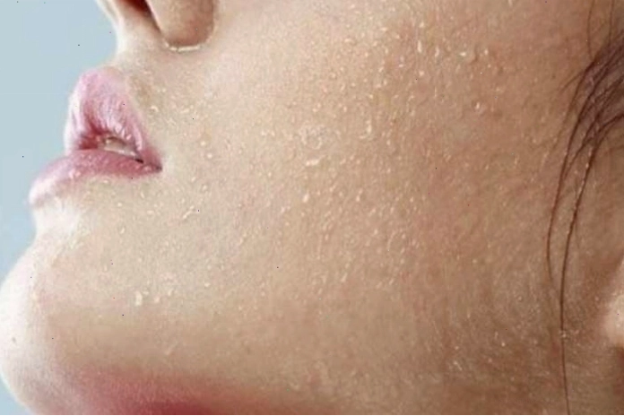 Bác sĩ đang thăm khám cho bệnh nhân bị ngứa da