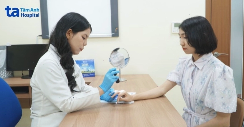 Bác sĩ đang thăm khám cho bệnh nhân có dấu hiệu da liễu