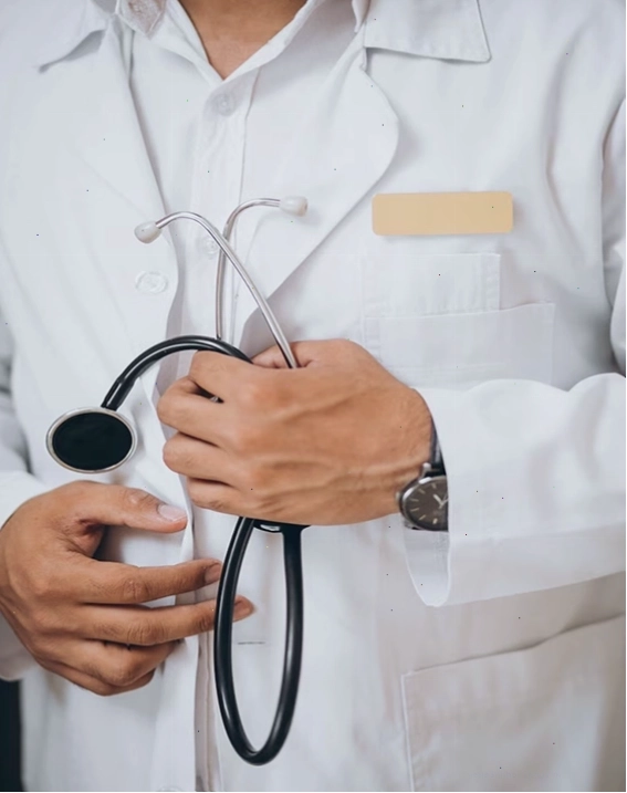 Bác sĩ đang thăm khám cho bệnh nhân lớn tuổi