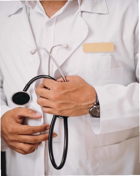 Bác sĩ đang thảo luận với bệnh nhân về lựa chọn phương pháp điều trị