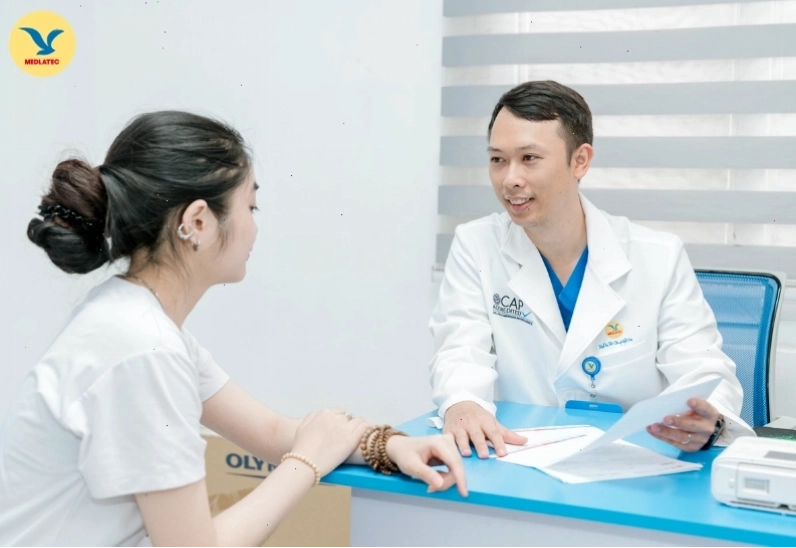 Bác sĩ đang tư vấn cho bệnh nhân về tình trạng da liễu