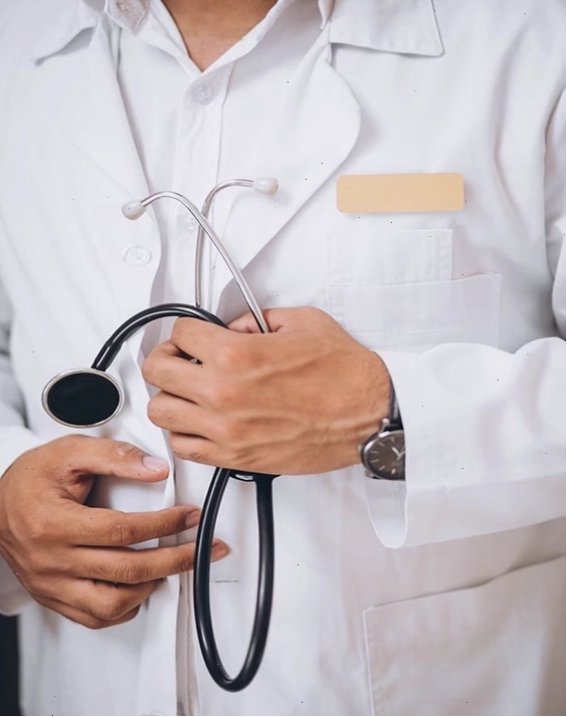 Bác sĩ đang tư vấn và đưa ra lựa chọn dịch vụ y tế phù hợp