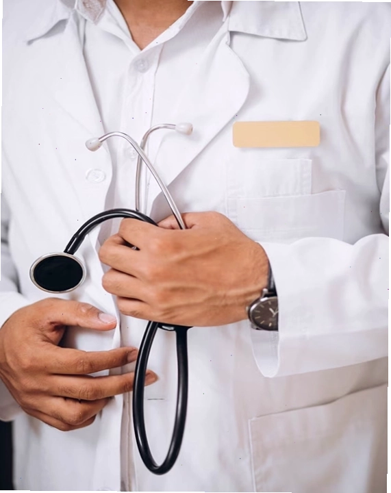 Bác sĩ đang tư vấn và lựa chọn dịch vụ xét nghiệm cho bệnh nhân tại MEDLATEC