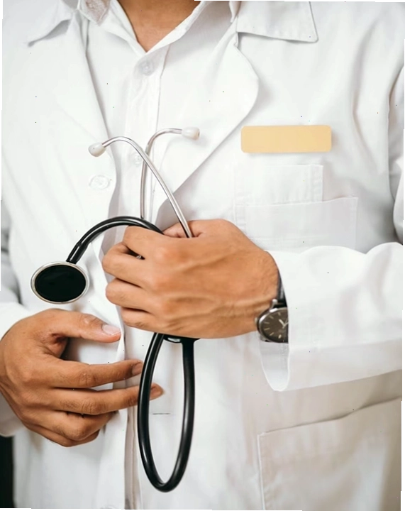 Bác sĩ thăm khám và tư vấn cho bệnh nhân về tình trạng da