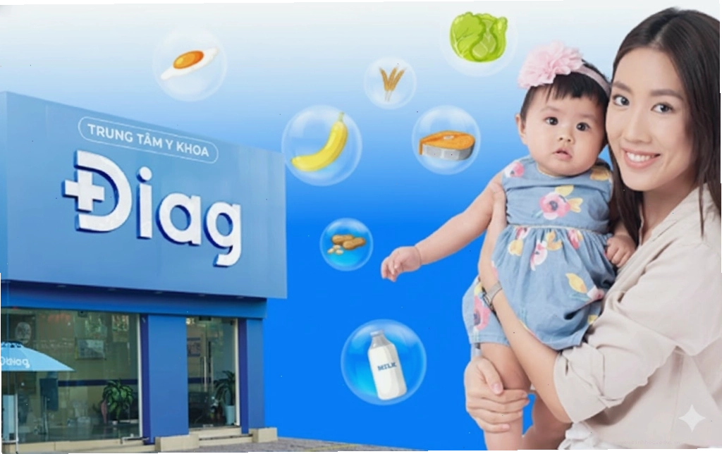 Bác sĩ tư vấn cho bệnh nhân về tình trạng dị ứng thời tiết gây ngứa.