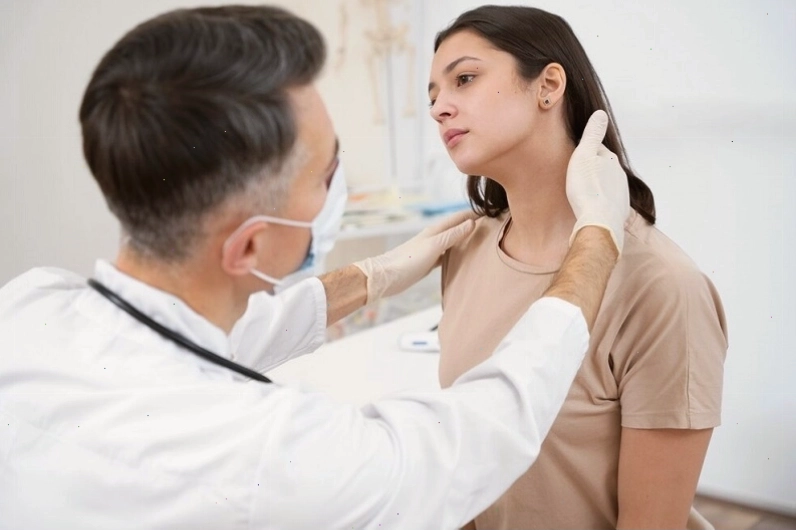 Bác sĩ tư vấn cho bệnh nhân về tình trạng mẩn ngứa