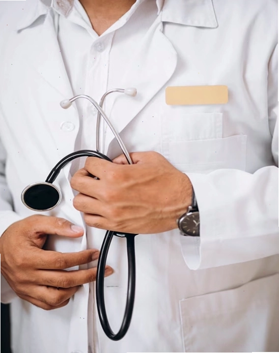 Bác sĩ tư vấn và thăm khám cho bệnh nhân