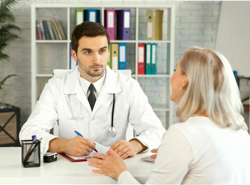 Bác sĩ tư vấn về chế độ dinh dưỡng và thuốc điều trị