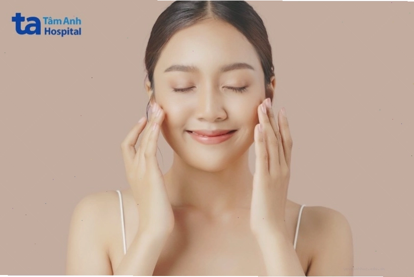 Bài tập ngậm miệng và cười giúp săn chắc cơ mặt