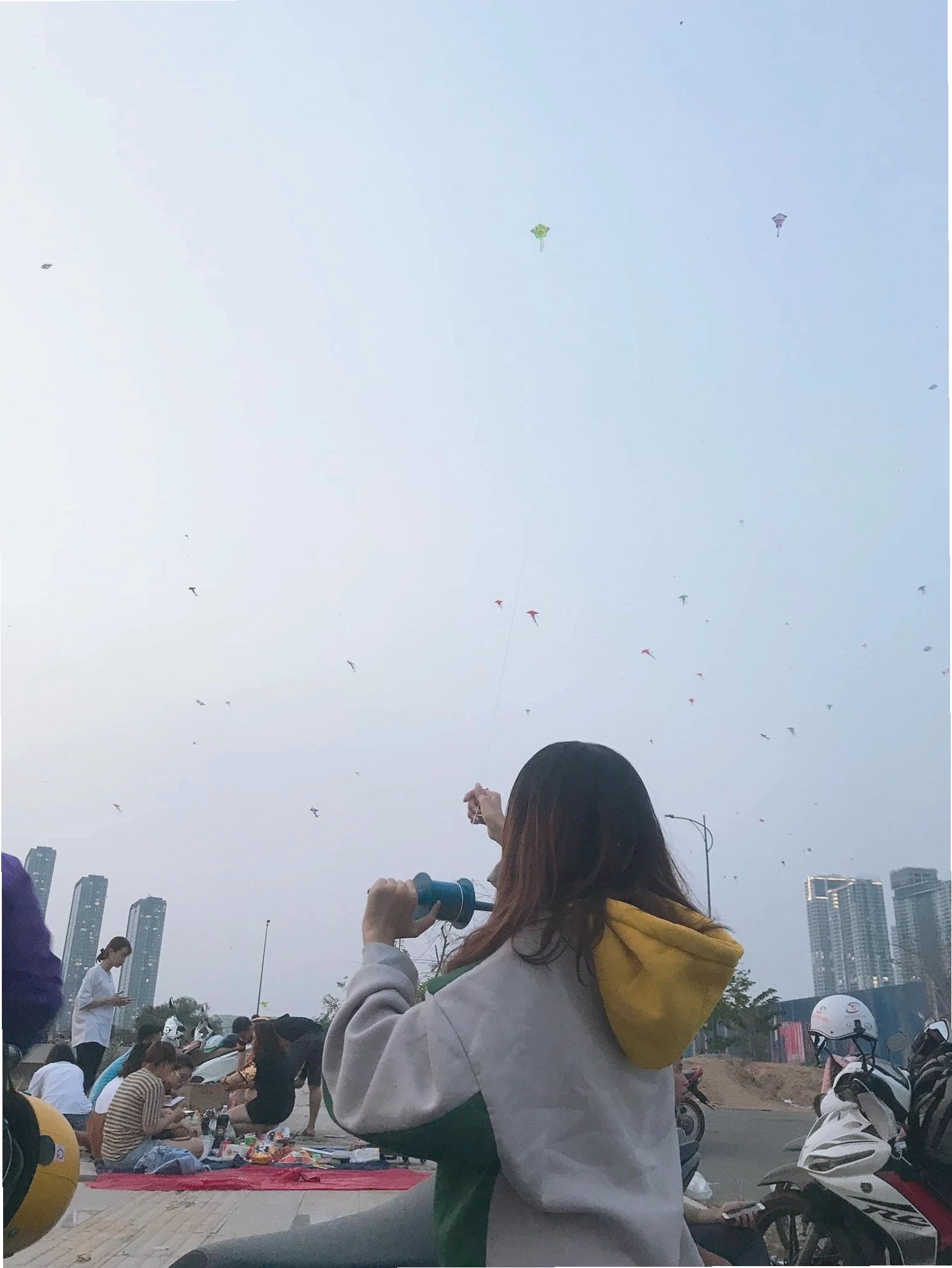 Bạn gái duyên dáng bên bờ sông Sài Gòn khi đi chơi