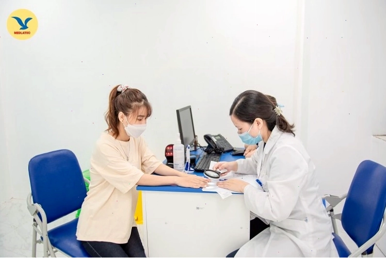 Bạn nên đi thăm khám da liễu khi vết bọ chó đốt có dấu hiệu nhiễm trùng hoặc kéo dài