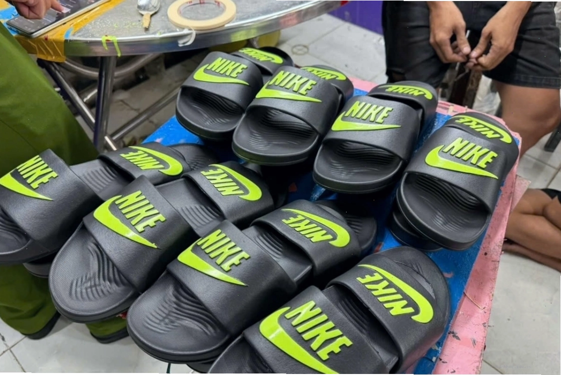 Bắt vợ chồng cầm đầu đường dây sản xuất dép giả Nike, Adidas