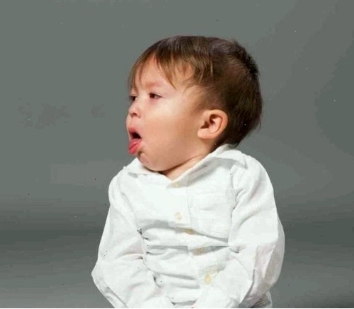 Bé đang được bác sĩ thăm khám tình trạng ho và sốt