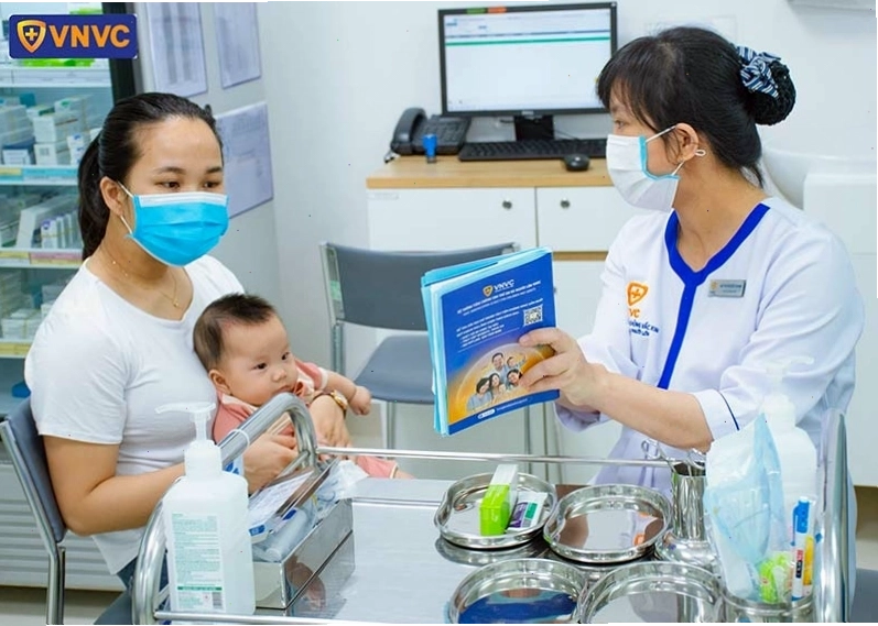 Bé được tiêm chủng để tăng đề kháng