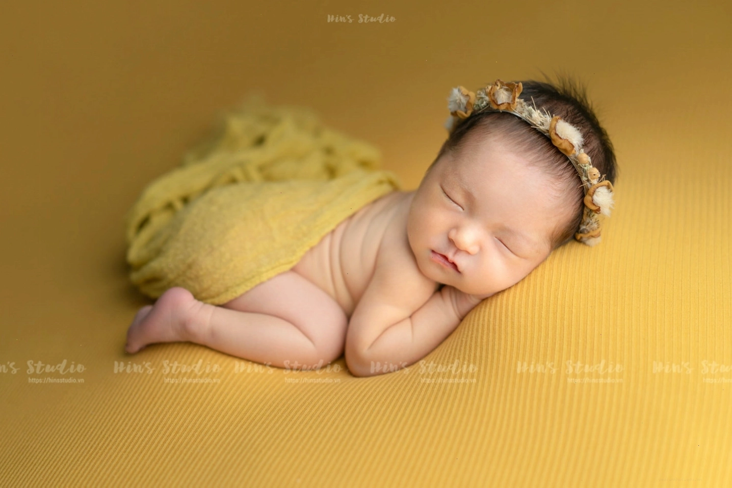 Bé gái 1 tuổi với phụ kiện hoa hướng dương đáng yêu