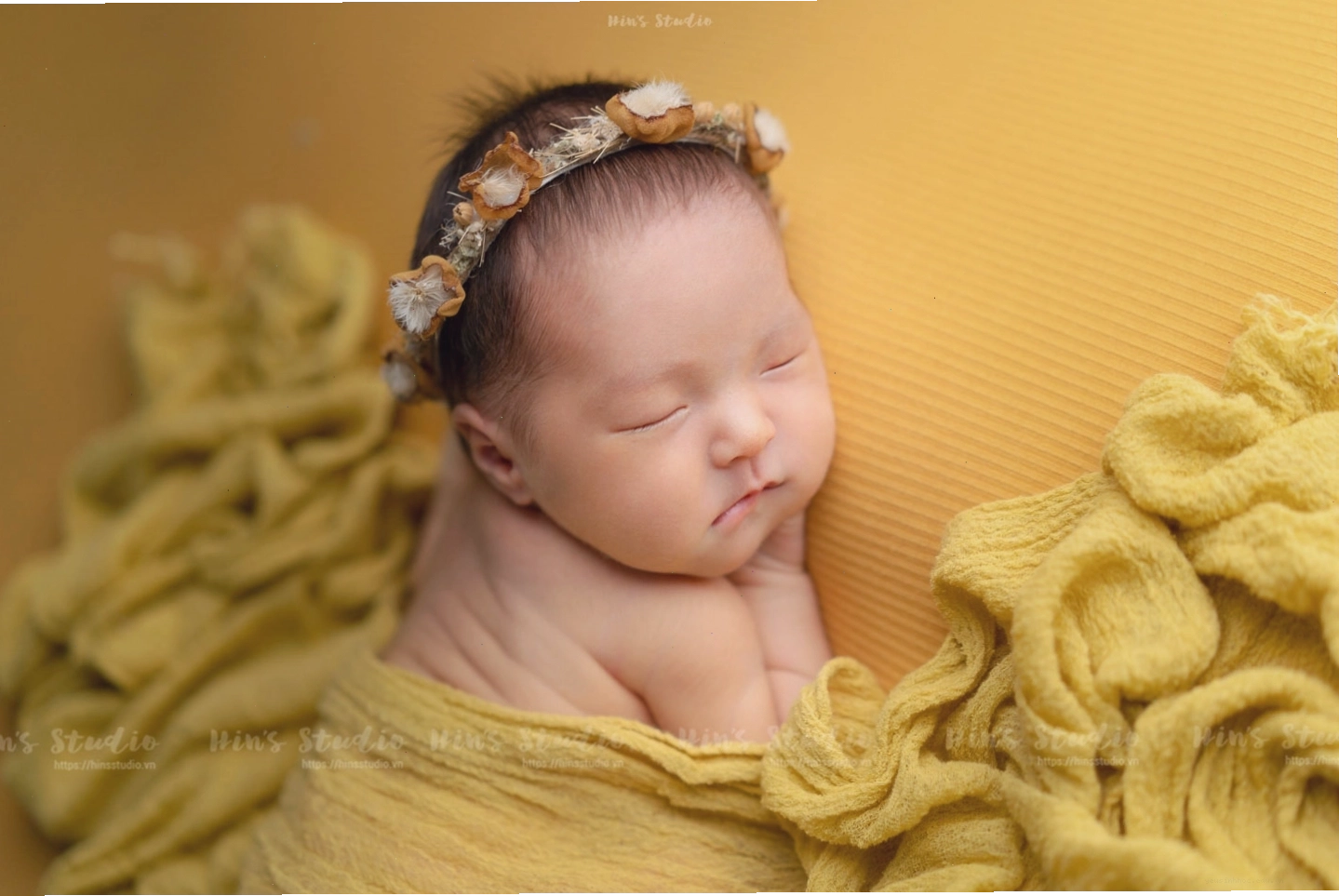 Bé gái 1 tuổi vui đùa cùng đồ chơi trong concept đời thường