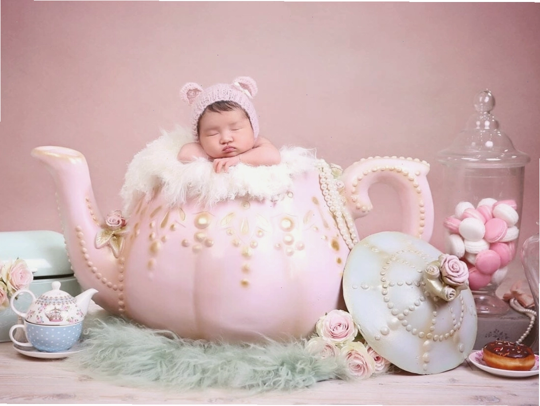 Bé gái cười tươi để lộ má lúm đồng tiền