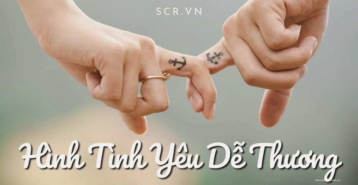 Bé gái cười tươi rói, mắt híp lại đầy đáng yêu
