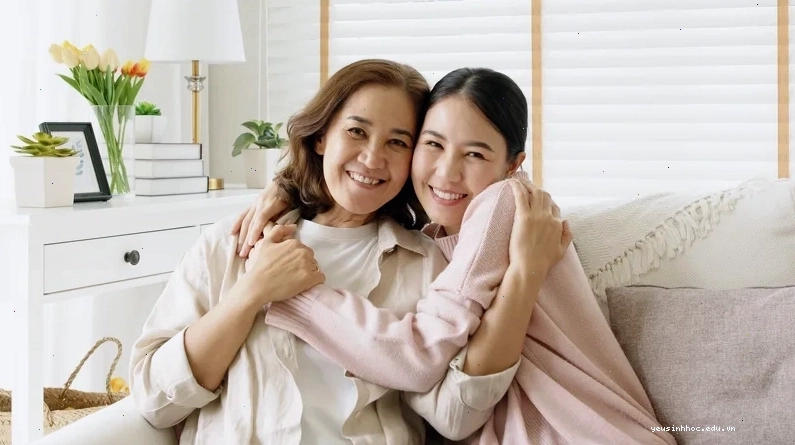 Bé gái đang vui đùa với đồ chơi, thể hiện sự tinh nghịch đáng yêu