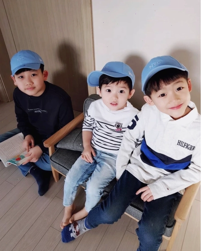Bé gái Hàn Quốc cute trong bộ trang phục dạo phố