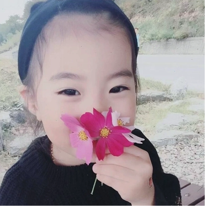 Bé gái Hàn Quốc cute với mái tóc ngắn đáng yêu