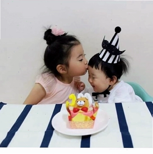 Bé gái Hàn Quốc dễ thương với trang phục dạo phố sành điệu