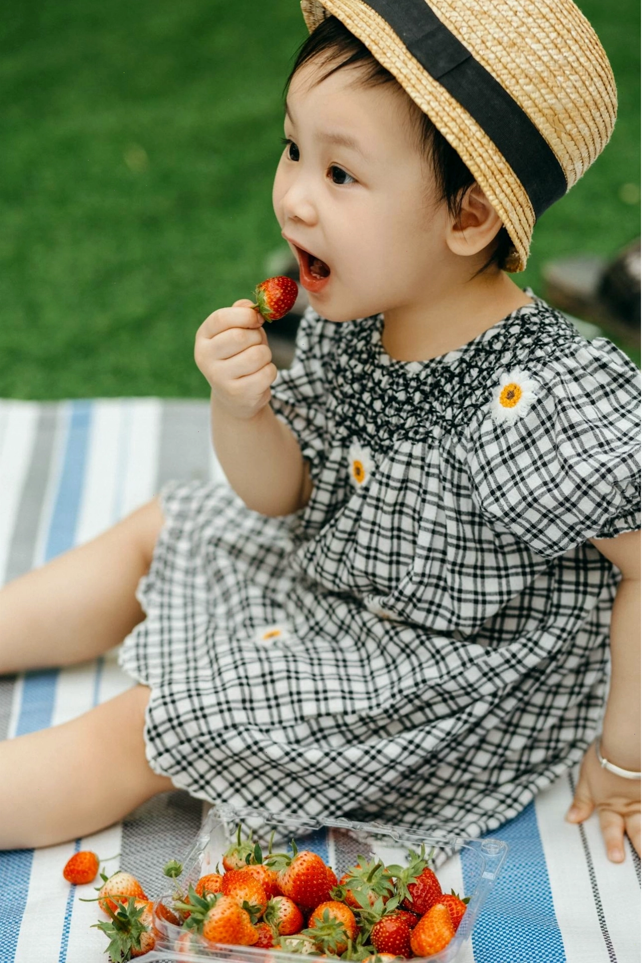 Bé gái mặc váy hồng đang chơi đùa với đồ chơi, gương mặt rạng rỡ
