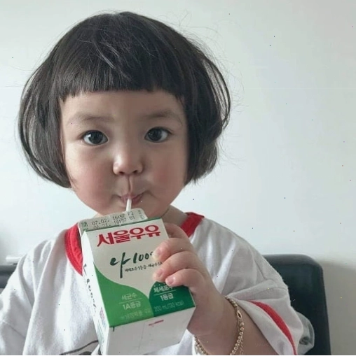 Bé gái phong cách Hàn Quốc với mái tóc ngắn và trang phục năng động