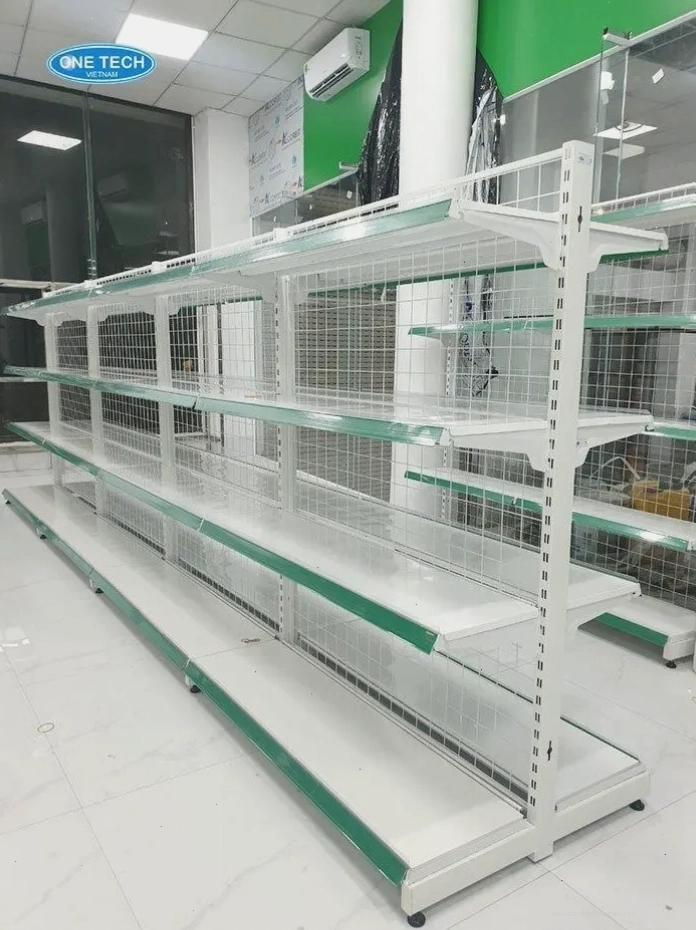 Bé gái thể hiện sự quan tâm đến thế giới xung quanh