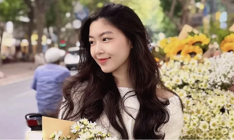 Bé gái với đôi mắt to tròn ngơ ngác, toát lên vẻ đáng yêu thuần khiết