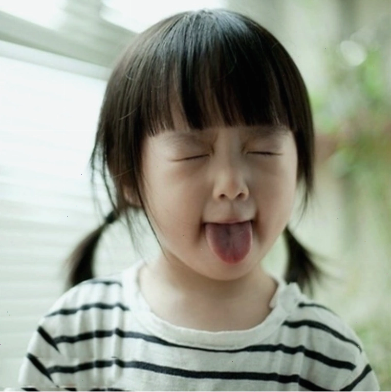 Bé gái với mái tóc buộc hai bên đang nhìn xa xăm