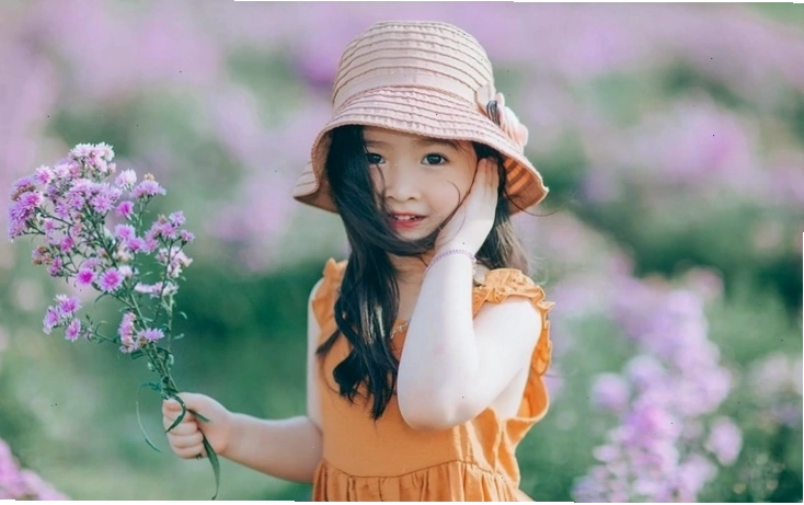 Bé gái xinh như thiên thần trên cánh đồng hoa tím Bắc Giang