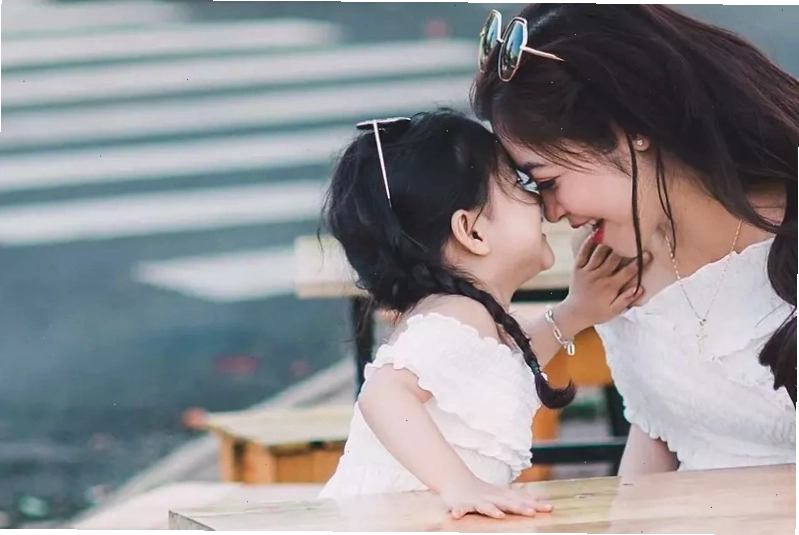 Bé gái xinh xắn với nụ cười tươi tắn, thể hiện sự đáng yêu