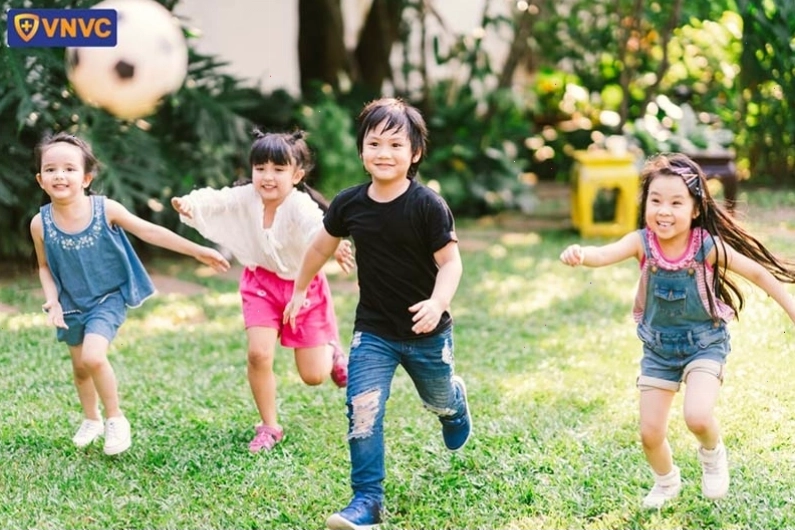 Bé tập thể dục cùng bố mẹ