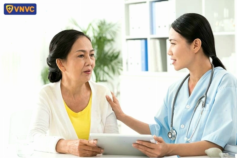 Bệnh nhân đang lắng nghe tư vấn từ bác sĩ