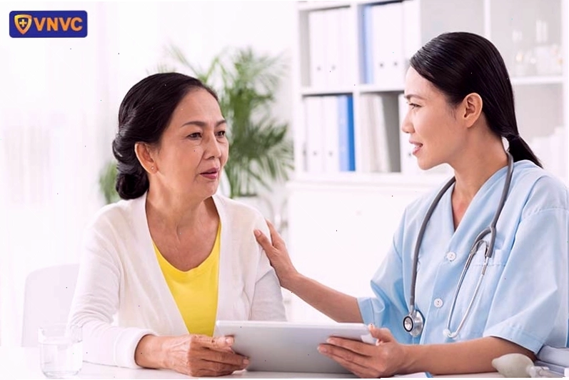 Bệnh nhân đang lắng nghe tư vấn từ bác sĩ