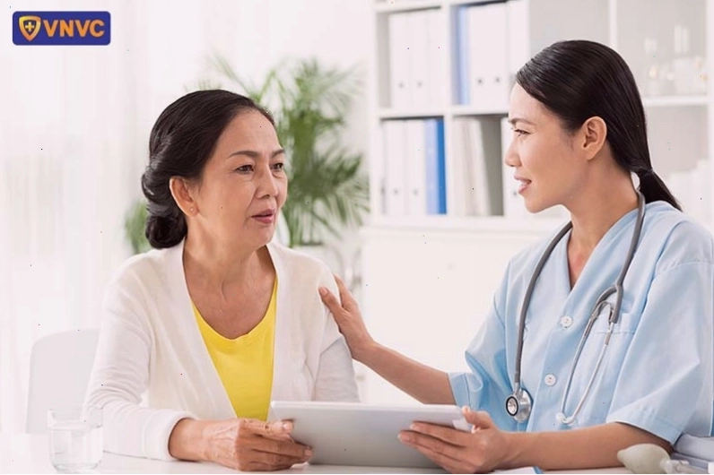 Bệnh nhân đang lắng nghe tư vấn từ bác sĩ