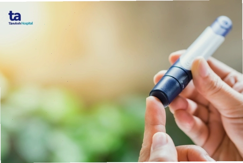 Bệnh nhân tiểu đường đang kiểm tra đường huyết tại nhà