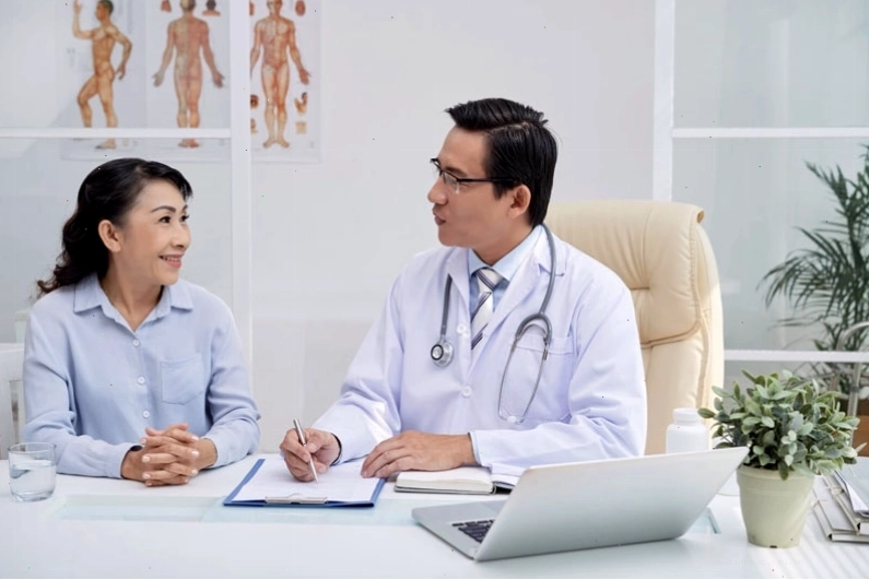 Bệnh nhân trao đổi với bác sĩ về kết quả xét nghiệm và tình hình bệnh lý