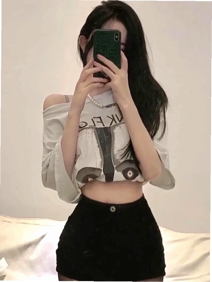 Biểu cảm ngầu của cô gái khi sử dụng điện thoại che mặt trong ảnh avatar